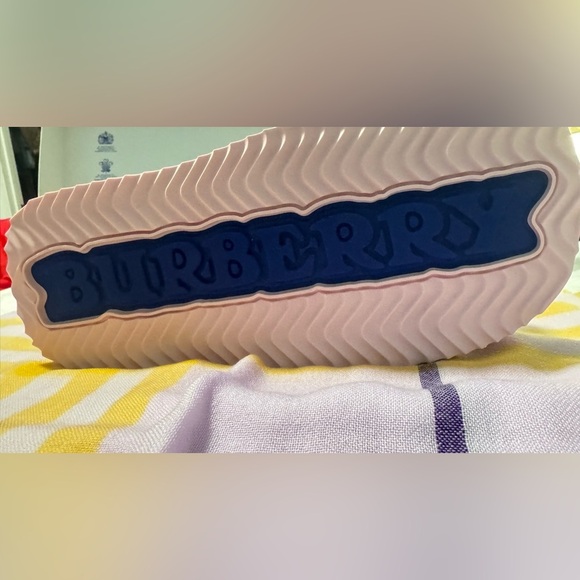 BURBERRY 
Pink Leather Slides
Women’s EU 36 - Picture 6 of 9